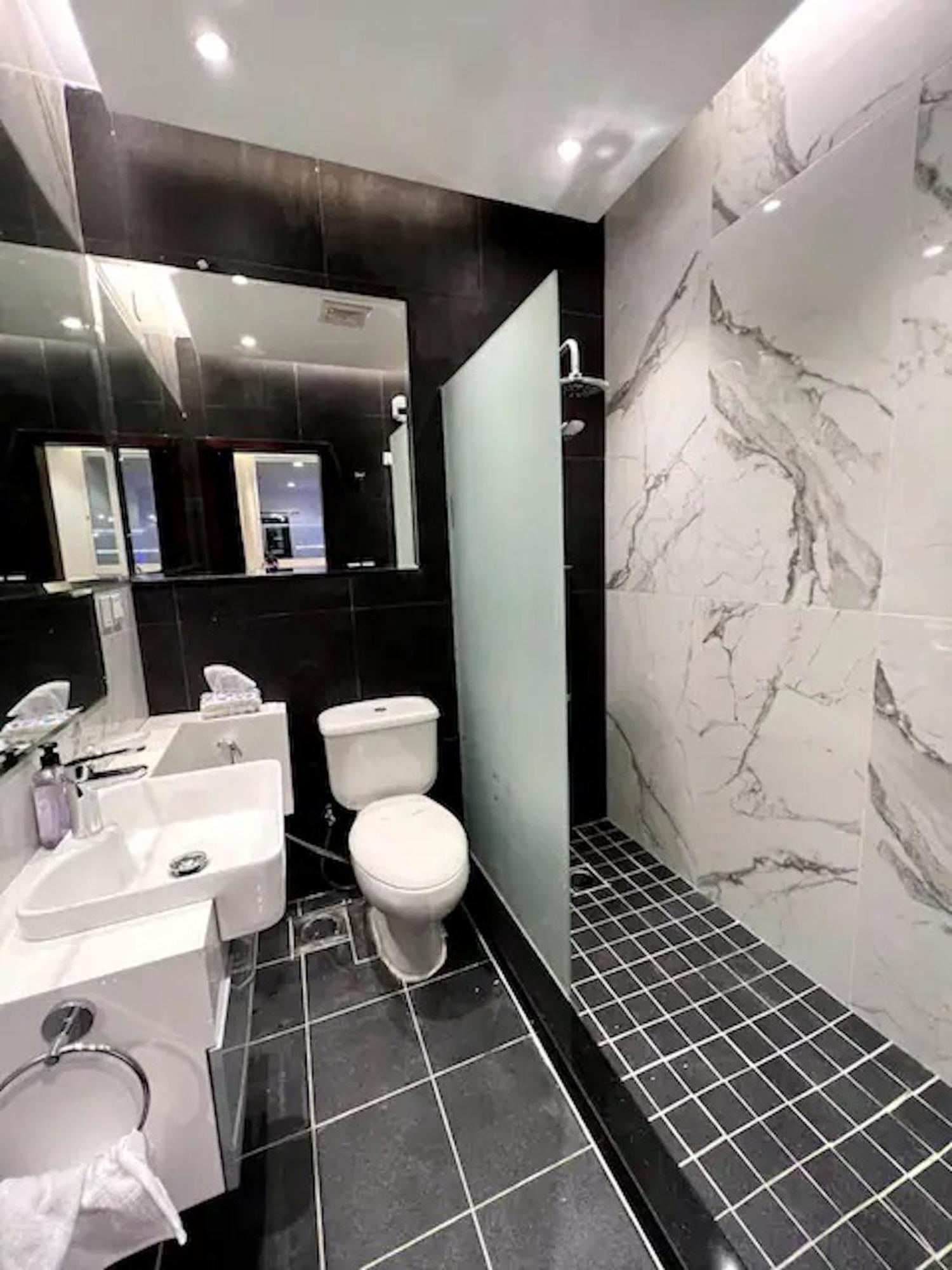Luxurious Partial Sea View *