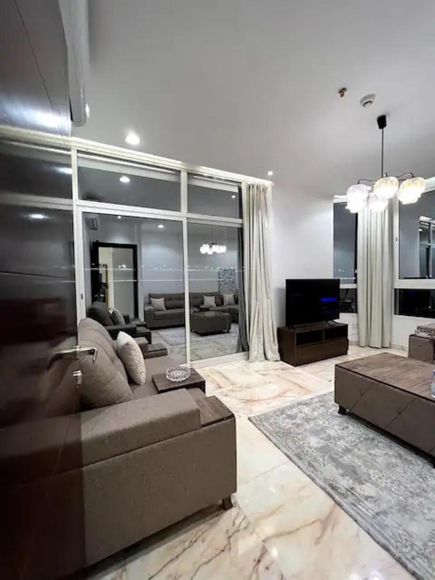Luxurious Partial Sea View Apartment *
