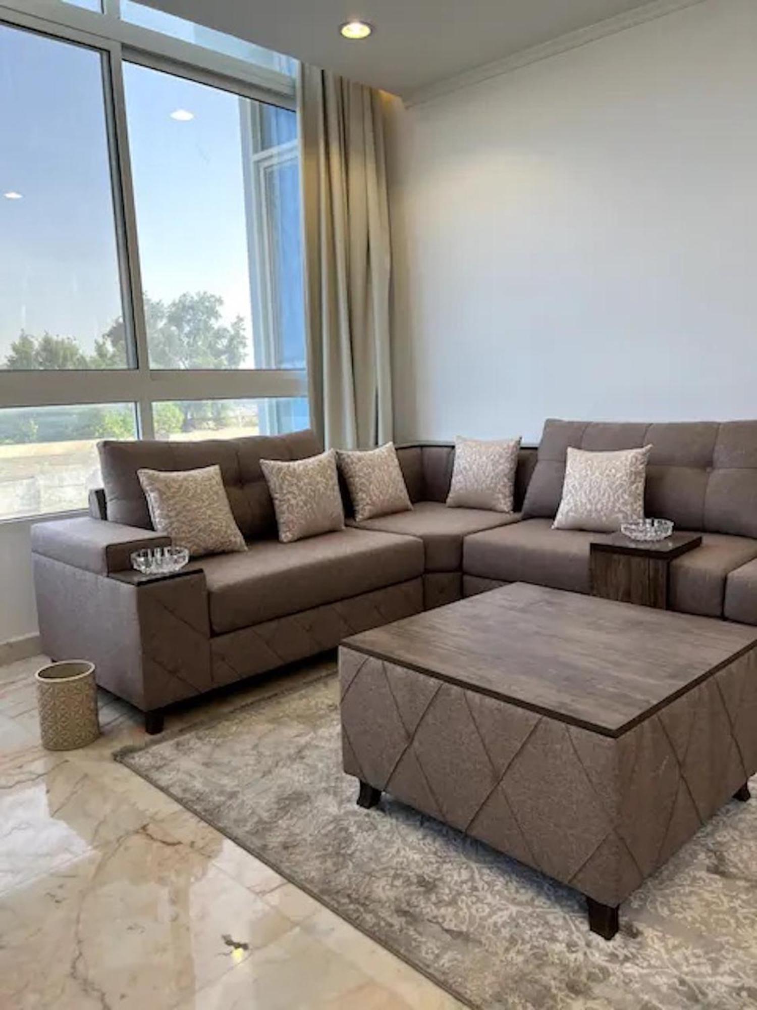 Apartment Luxurious Partial Sea View